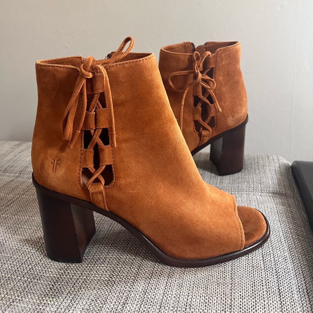 Frye peep toe bootie 6
Amy Side Ghillie Bootie Nutmeg suede